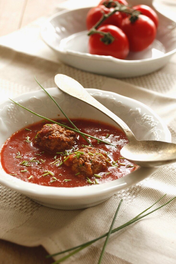 Tomatensuppe mit Fleischklösschen