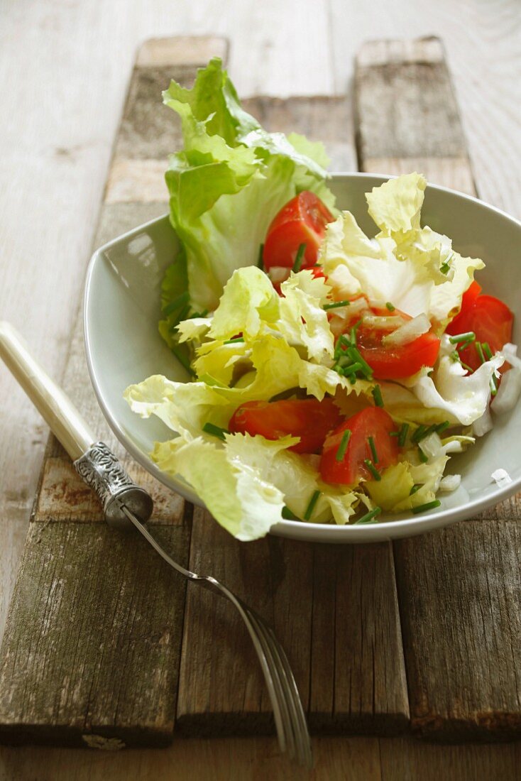 A salad of tomatoes, endive and lettuce