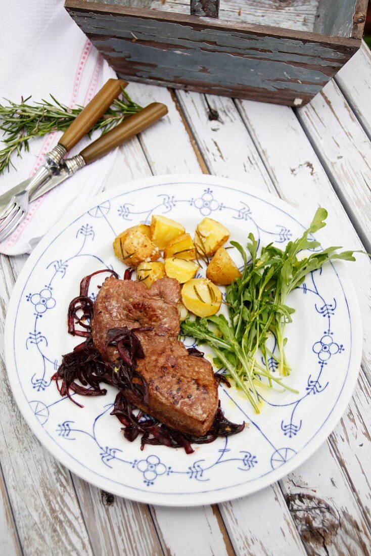 Kalbsleber mit Rotweinzwiebeln, Backkartoffeln und Rucola