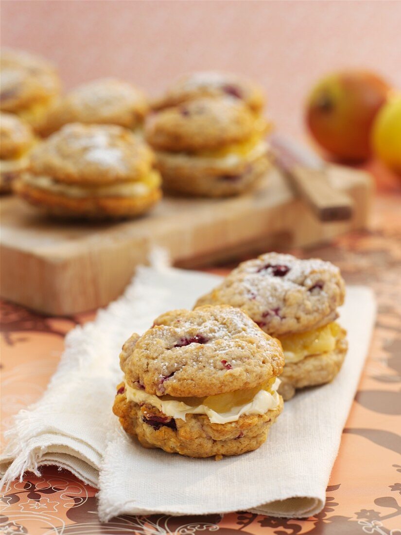 Whoopie pies with blackberries and apple filling