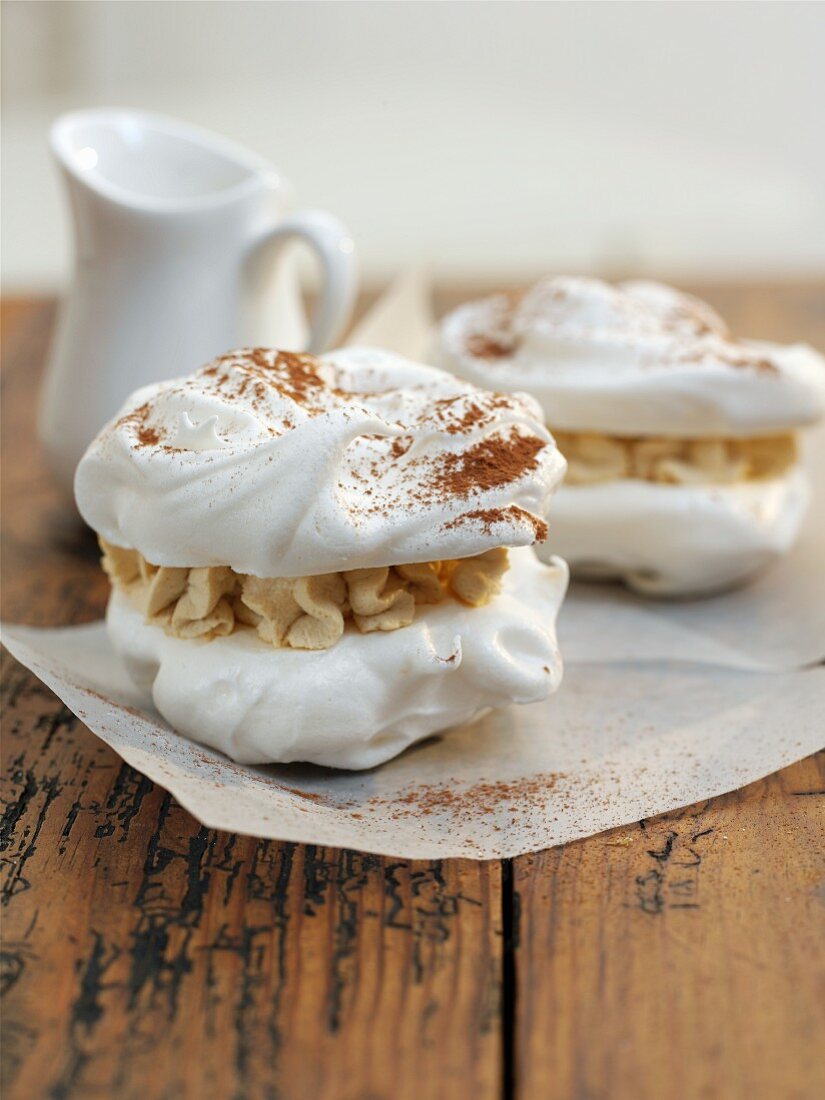 Meringue whoopie kisses