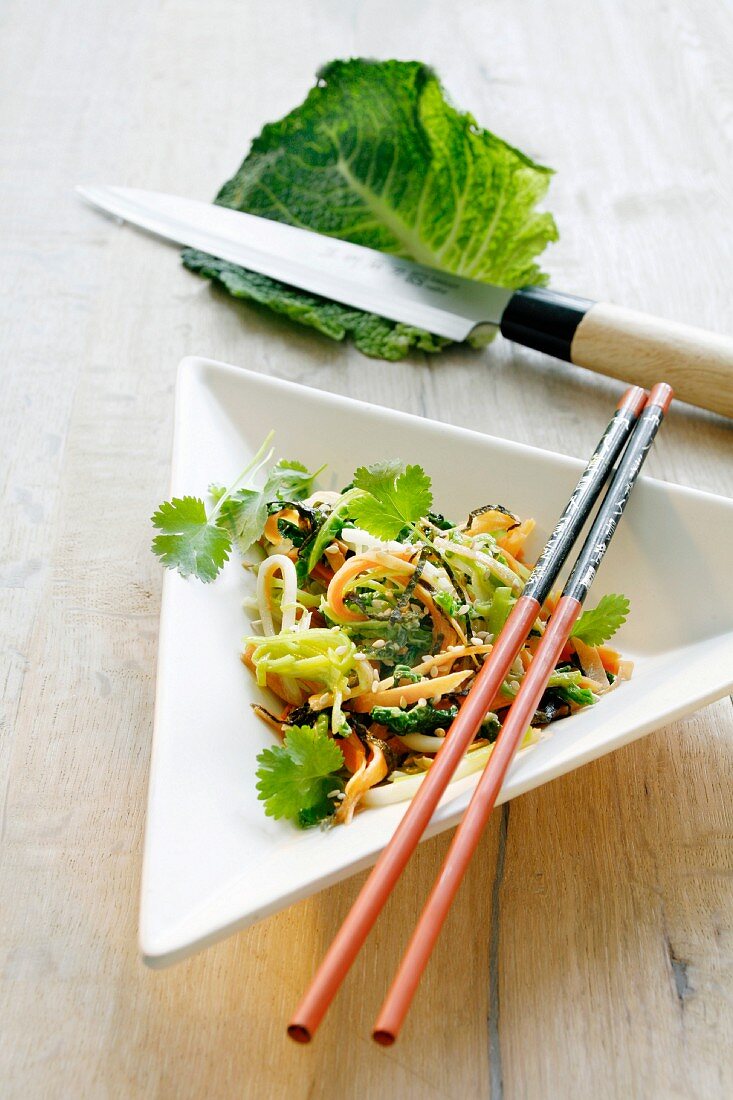 Wintergemüse mit Sesam aus dem Wok (Asien)