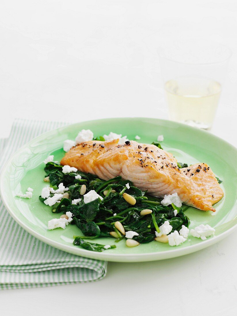 Salmon fillet with spinach, feta and pine nuts