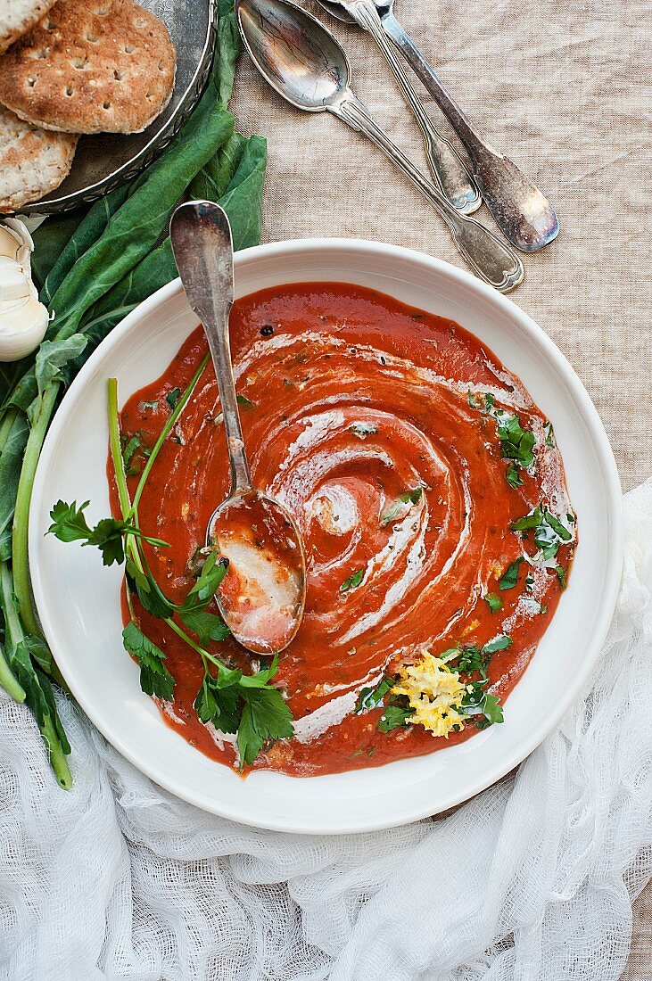 Cremige Tomaten-Paprika-Suppe mit Creme fraiche und Petersilie
