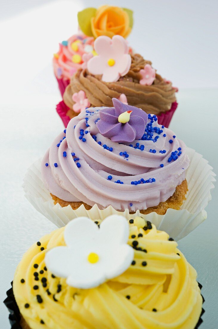 Mehrere Cupcakes mit Zuckerblumen