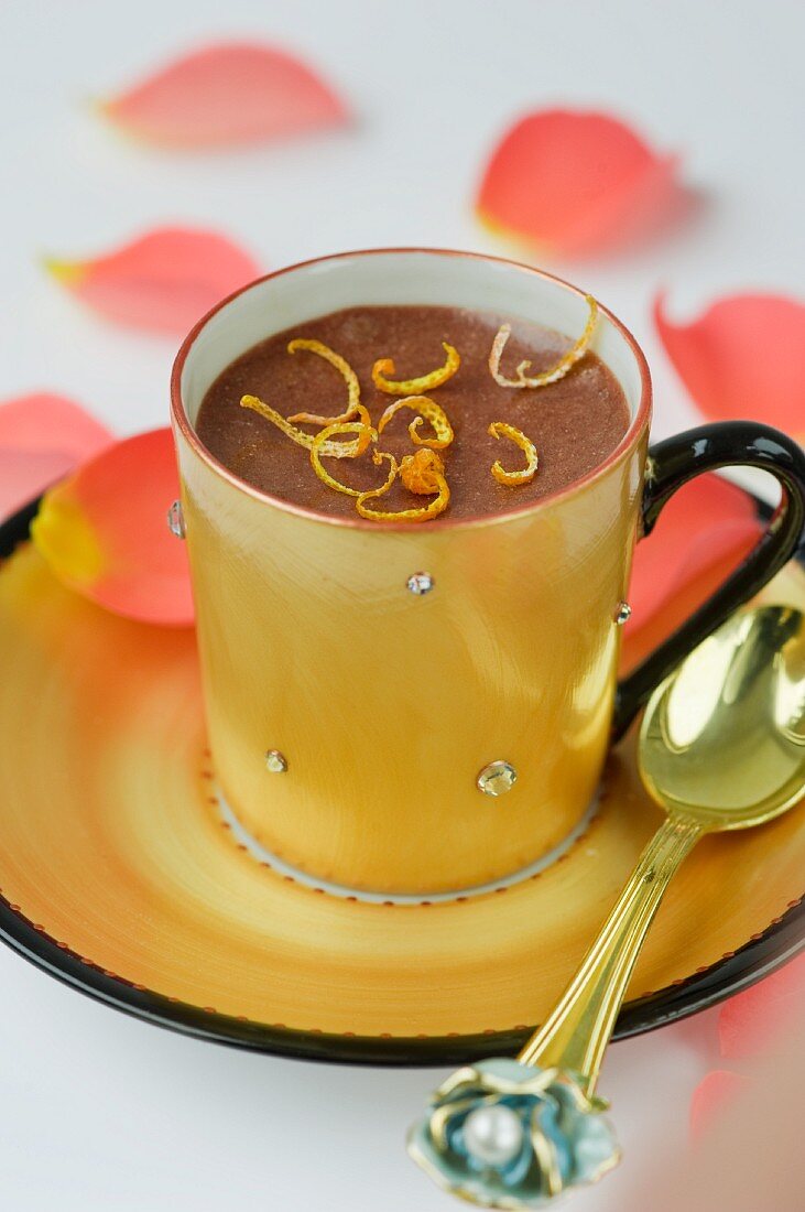 Schokoladenmousse mit Orangenzesten in einer goldenen Kaffeetasse