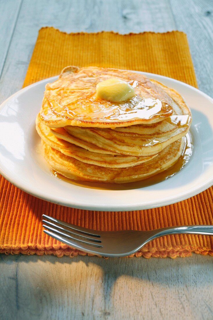 Pancakes mit Butter und Ahornsirup