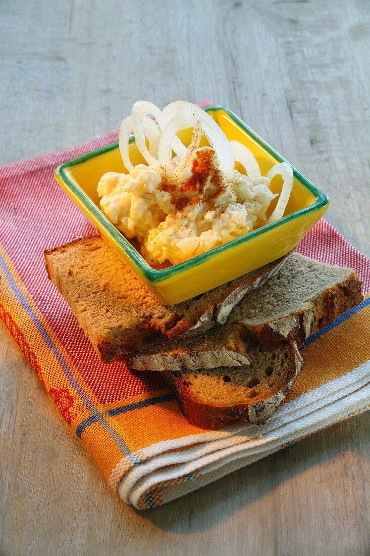 Liptauer mit Zwiebeln und Paprika, Brotscheiben