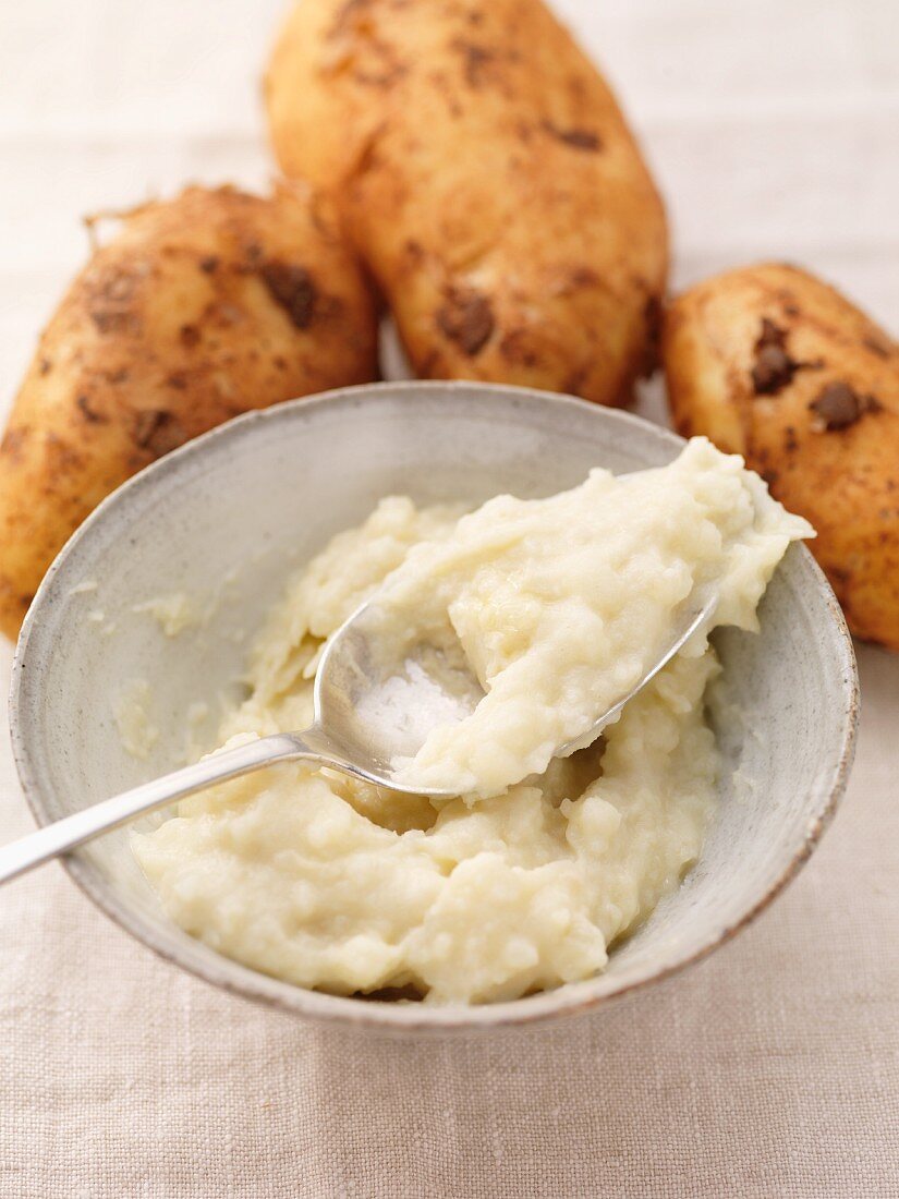 Kartoffelpüree und frische Kartoffeln