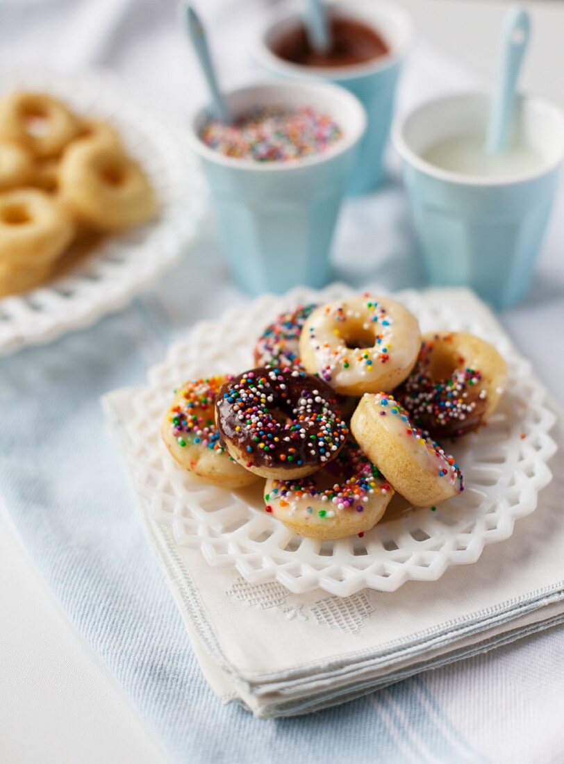 Glasierte Mini-Doughnuts mit Zuckerstreuseln