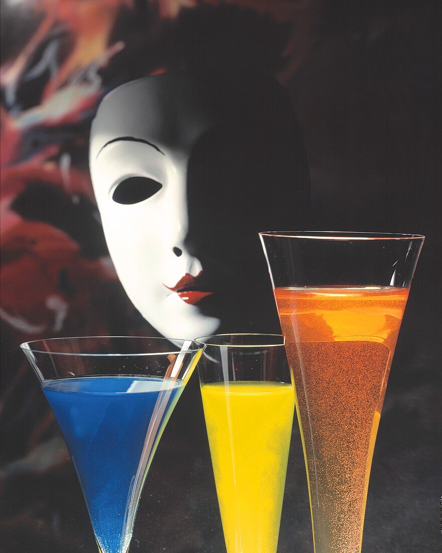 Drei Cocktails: Blue Curacao, Grüne Banane, Champagner