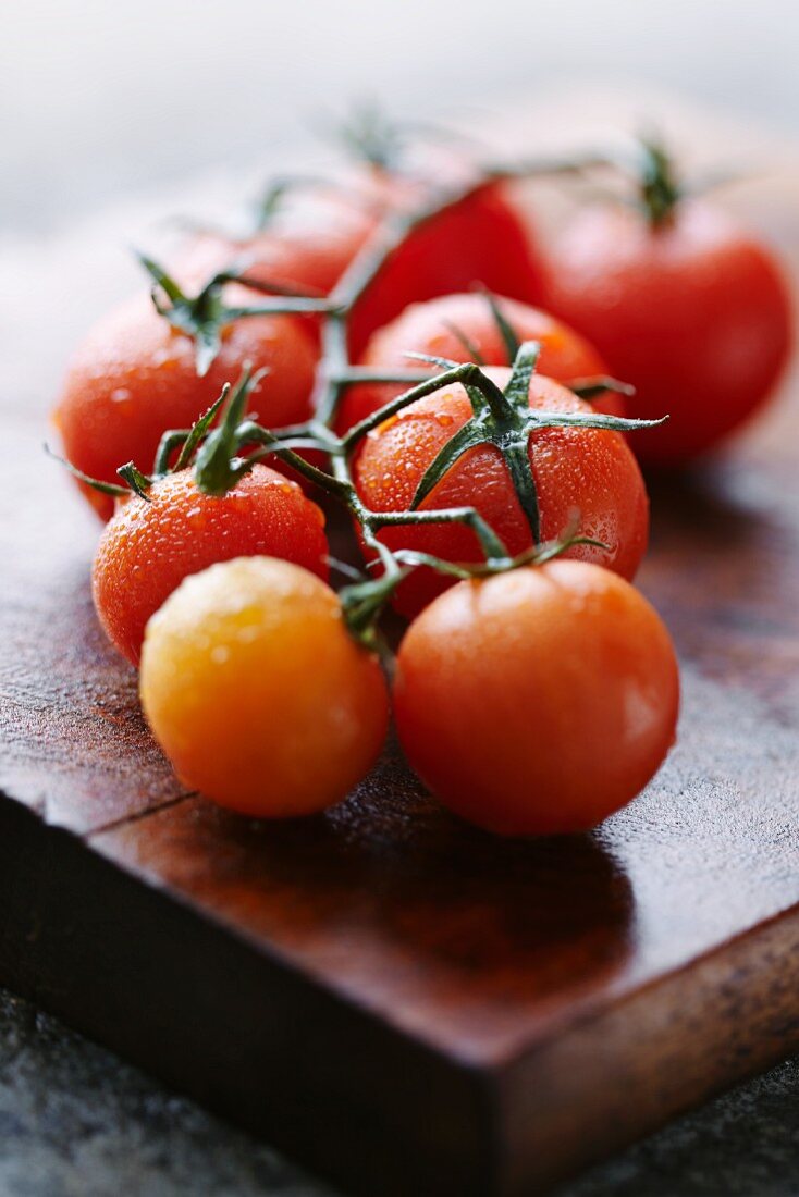 Tomatenrispe auf nassem Holzbrett