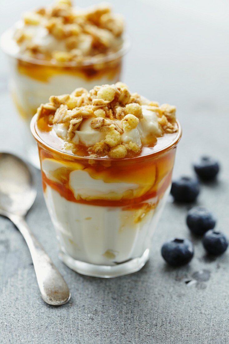 Joghurt mit Honig und Müsli