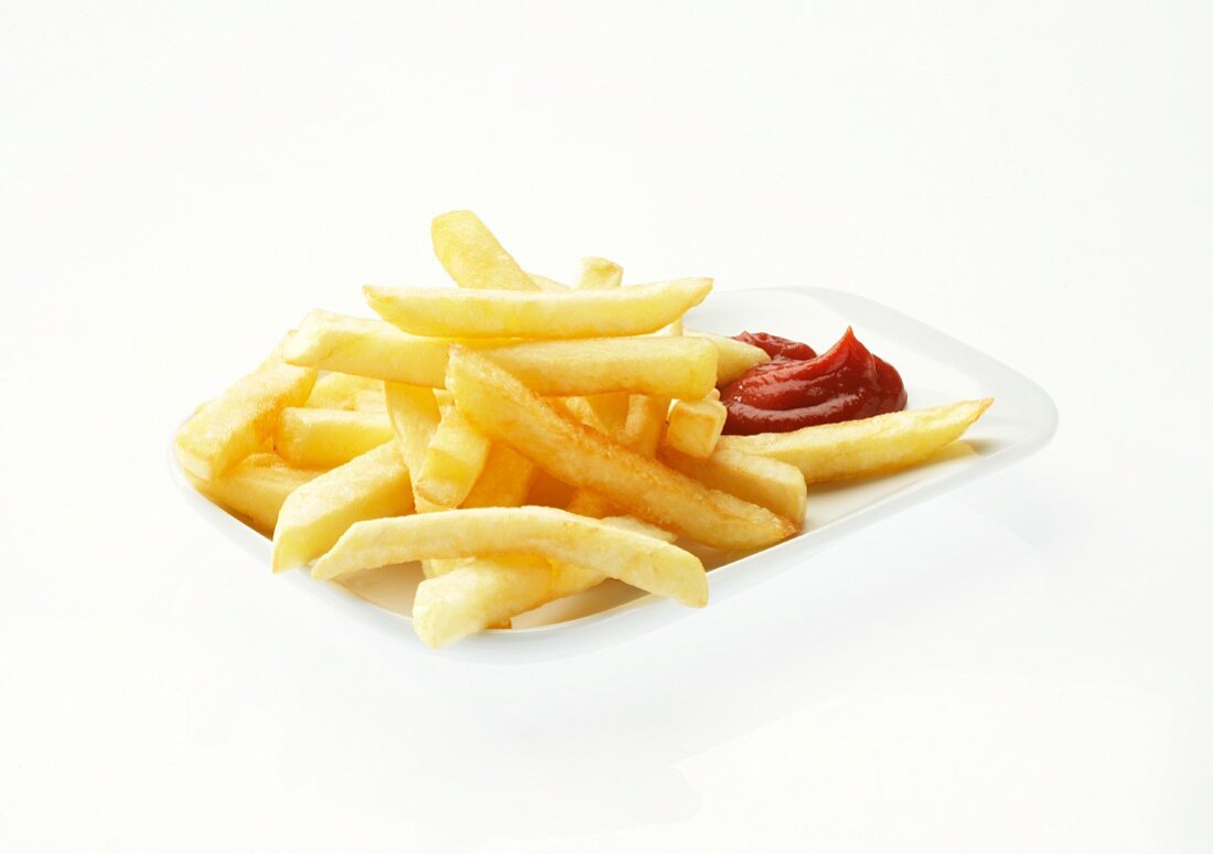Pommes Frites mit Ketchup vor weißem Hintergrund
