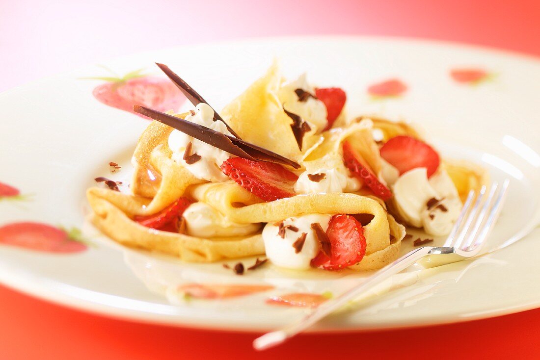 Crêpes with strawberries, cream and chocolate shavings
