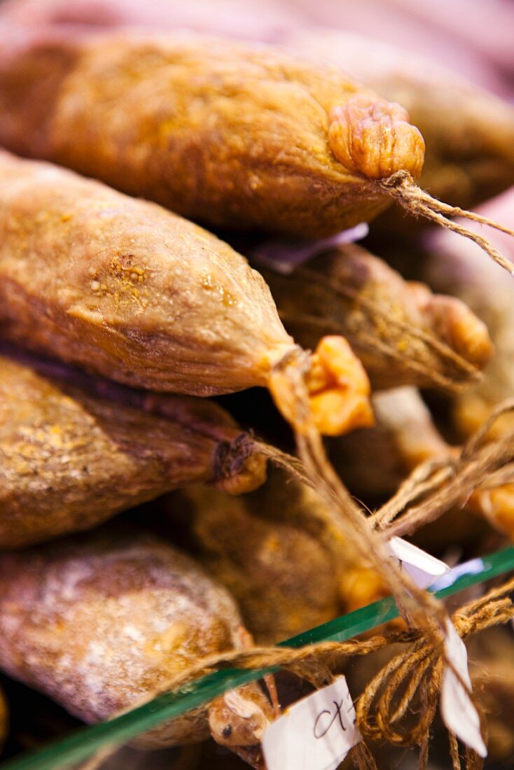 Viele Saucissons auf dem Markt