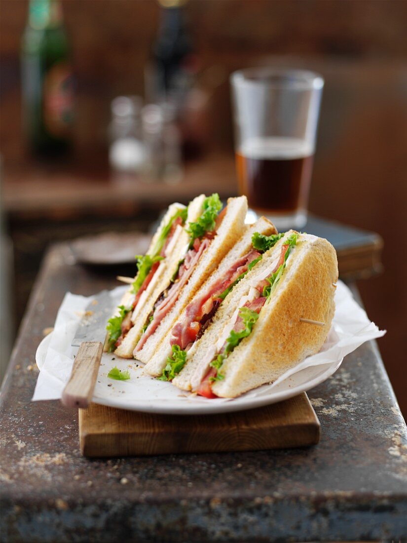 Sandwiches mit Tomaten und Schinken