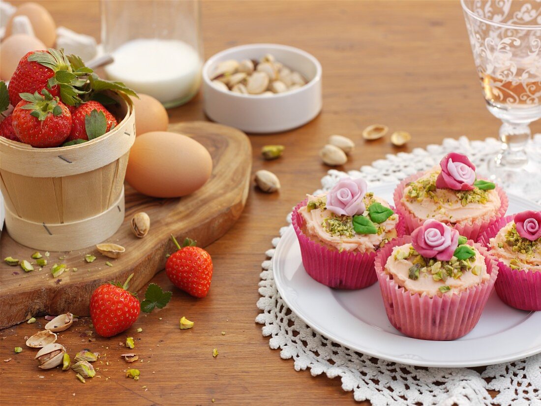 White chocolate cupcakes with strawberries and pistachios