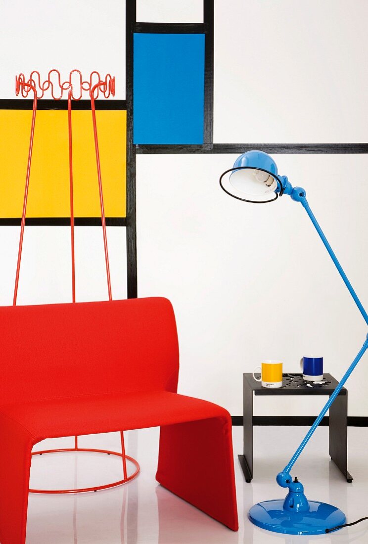 Ausschnitt eines Raums im Mondrianstil mit den Grundfarben Blau, Gelb und Rot