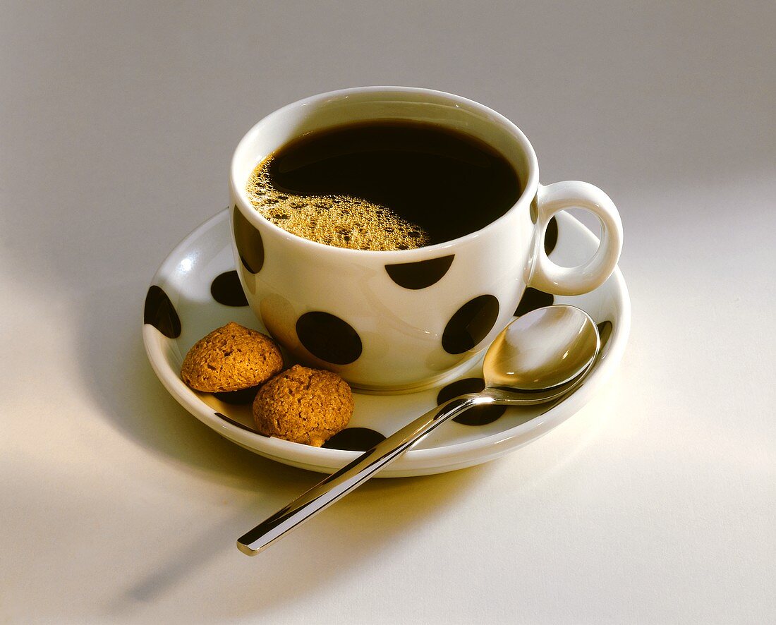 Eine Tasse schwarzer Kaffee mit Amaretti