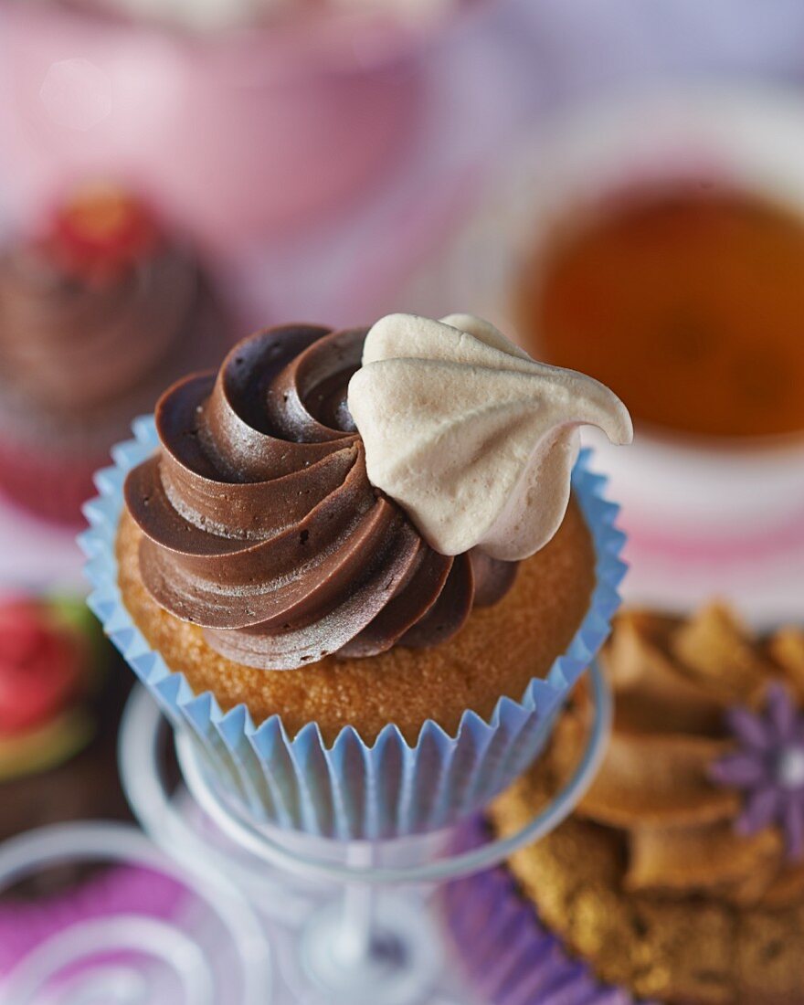 Vanille-Cupcake mit Schokocreme und Baiser