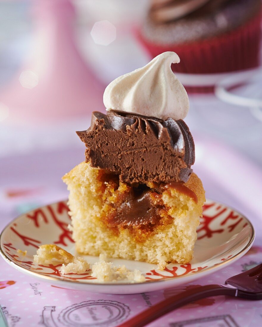 Vanille-Cupcake mit Schokolade und Baiser