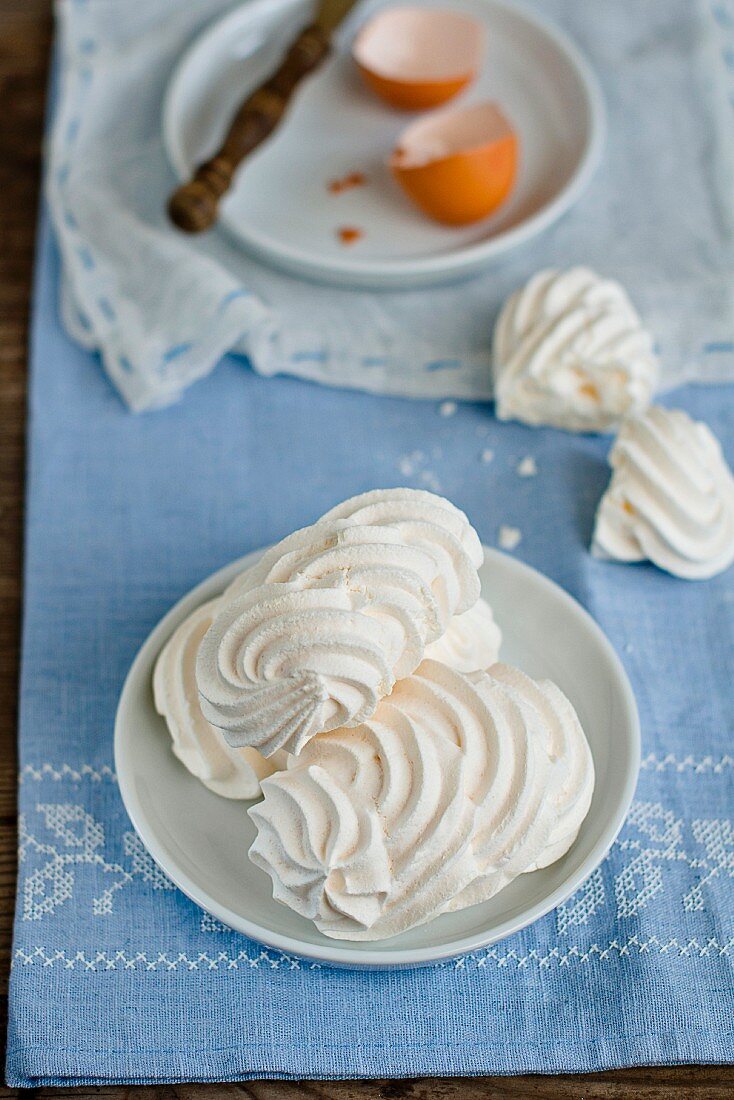 White baked meringues