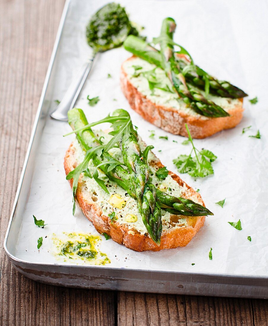 Bruschetta mit Spargel und Rucola