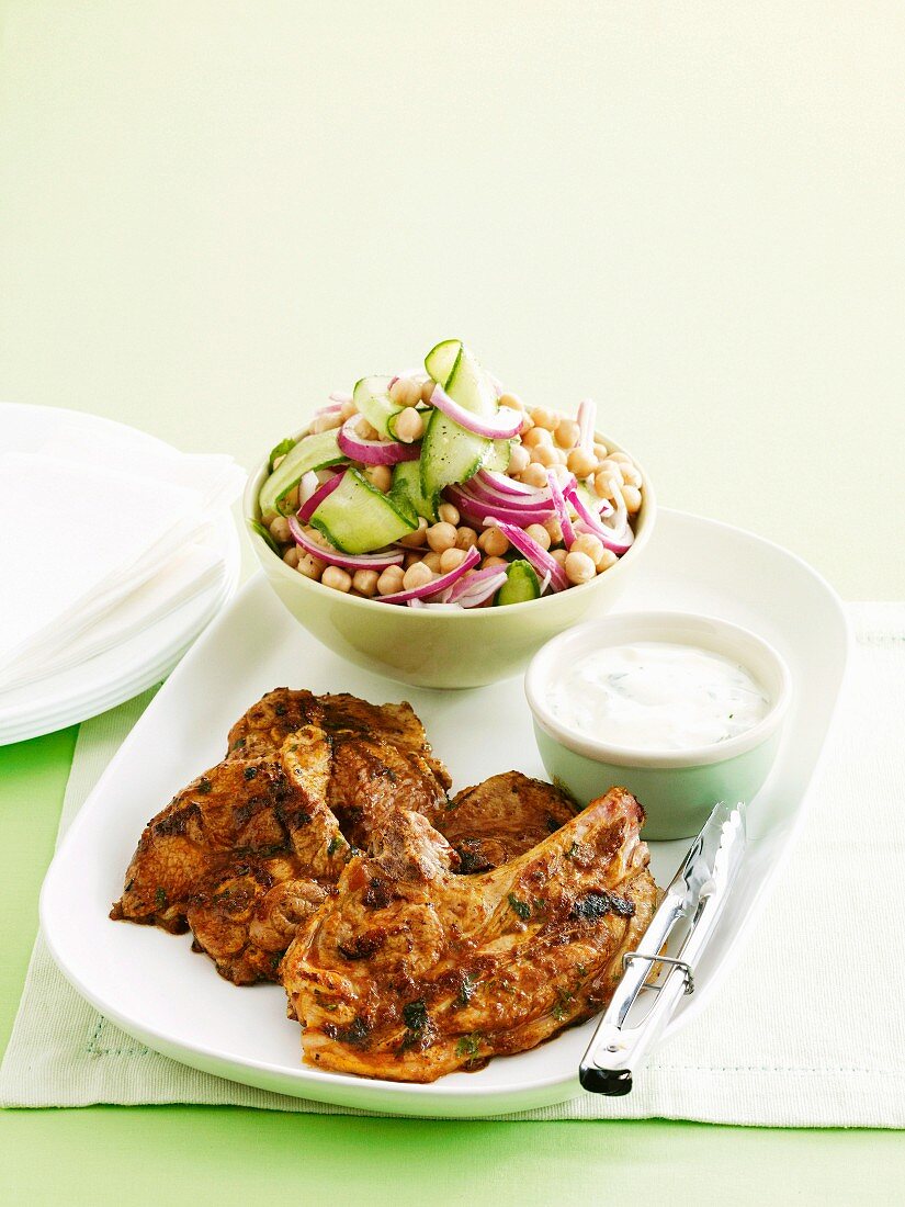 Tikka Masala Lamm mit Gurken-Kichererbsen-Salat und Joghurtsauce