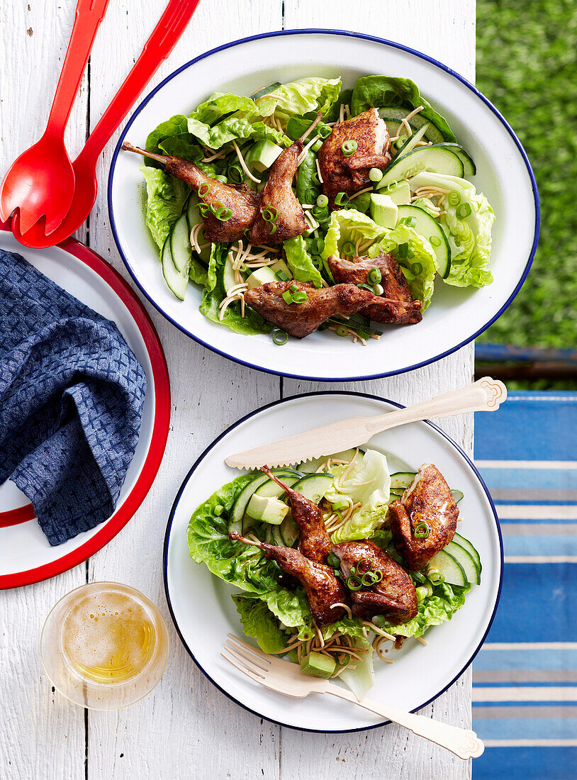 Würziger Bier-Wachtel-Salat mit knusprigen Nudeln