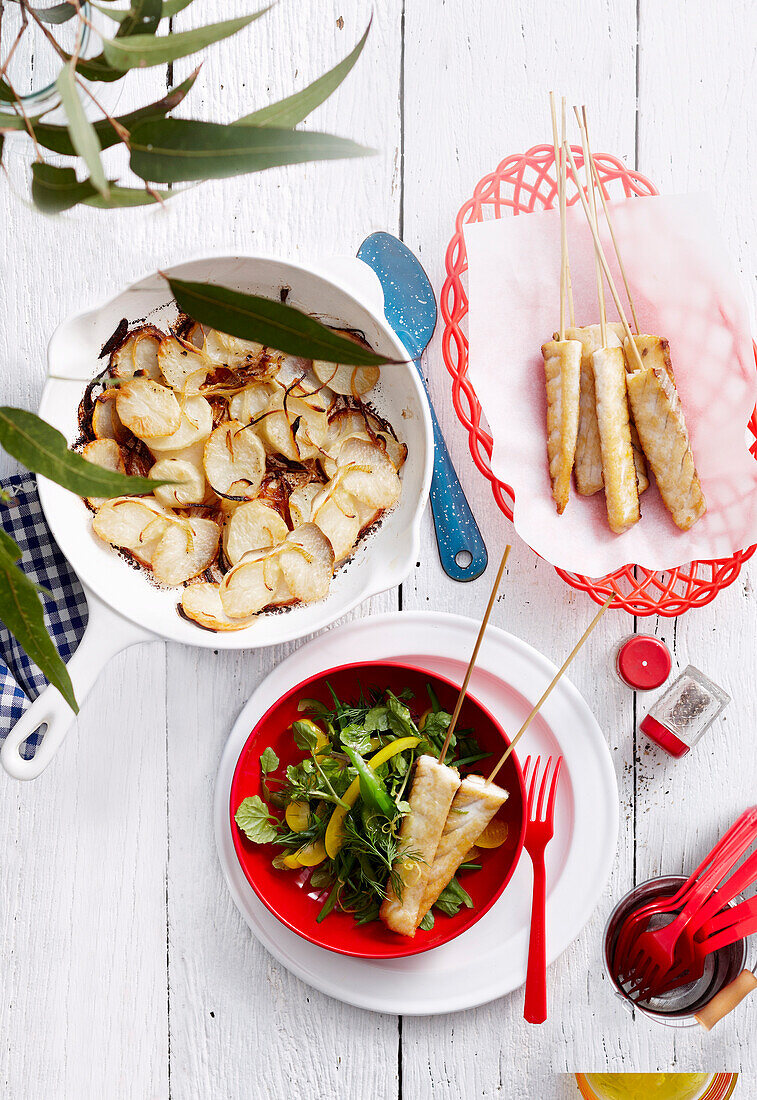 Barramundi-Spieße mit Paprikasalat und Kartoffelauflauf