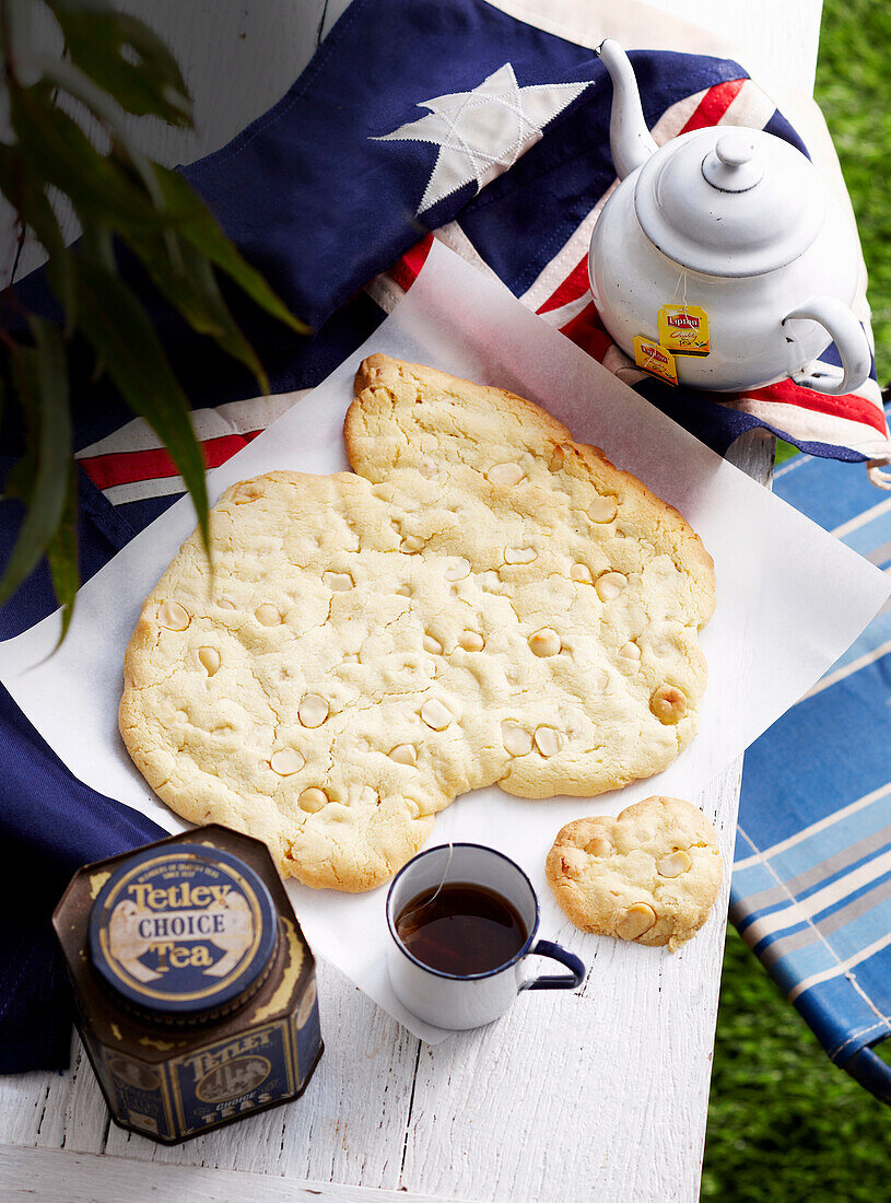 Macadamia and rum shortbread slab