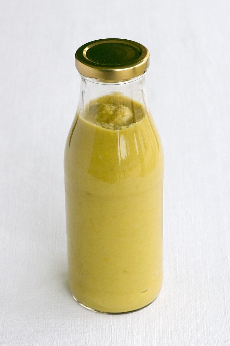 Grüne Spargelsuppe in einer Flasche