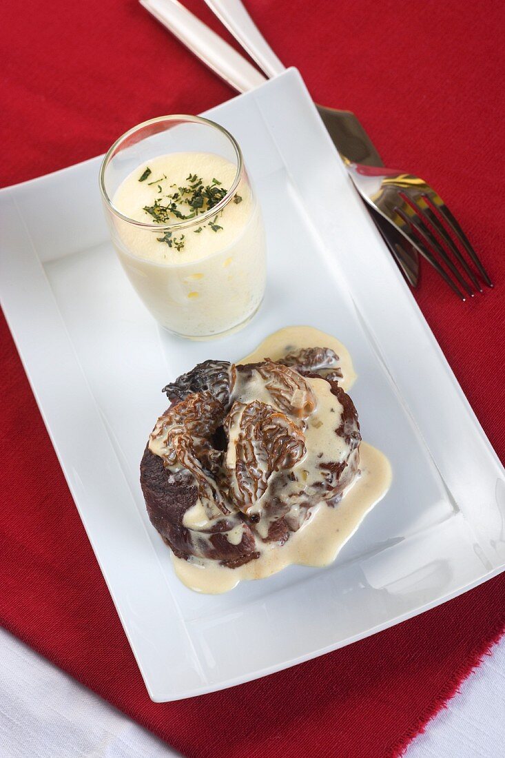 Rindermedaillon mit Morchelsauce und Kartoffelpüree