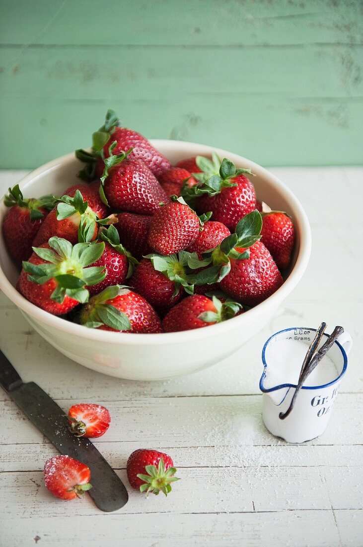 Fresh strawberries in a bowl