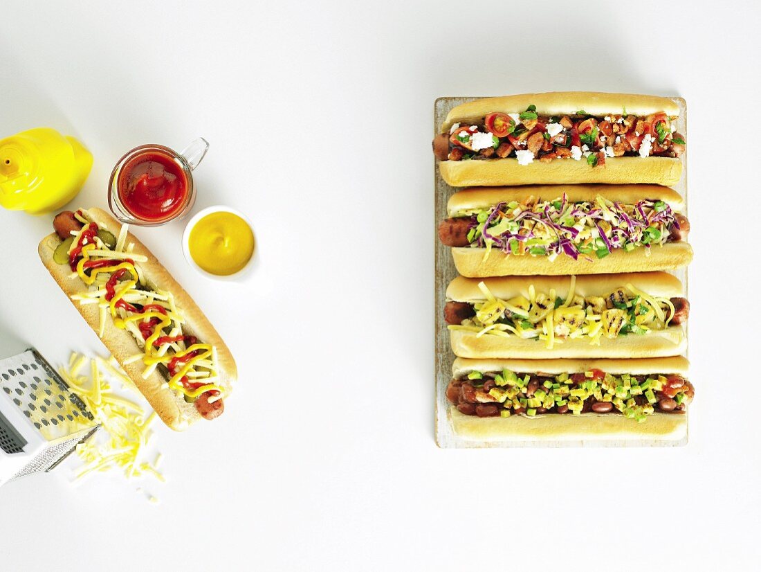 Fünf Hot Dogs mit verschiedenen Füllungen
