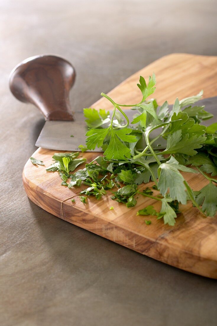 Parsley and a chopping knife