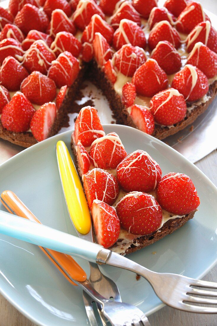 Schokoladenkuchen mit Erdbeeren
