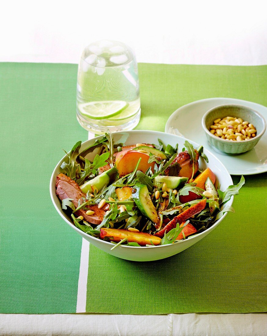 Salat mit Entenbrust, Pfirsichen, Rucola, Gurken & Pinienkernen