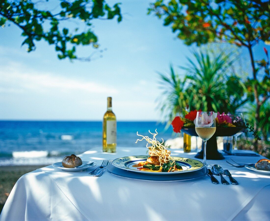 Gedeckter Tisch am Meer in Bali