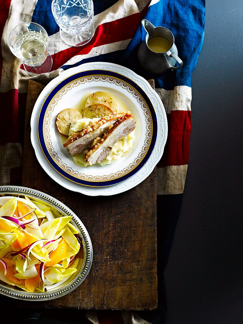 Knuspriger Schweinebauch mit Apfelweinsauce und Orangen-Chicoree-Salat