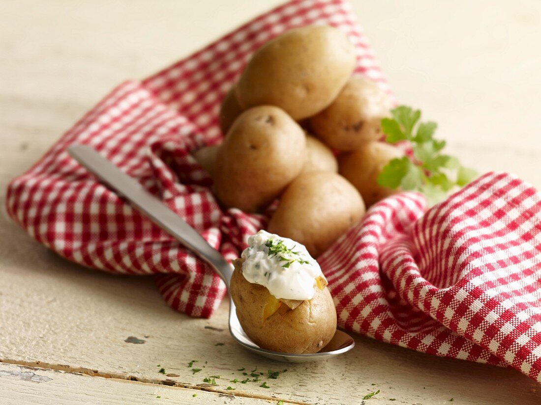 Ofenkartoffeln mit Kräuterdip