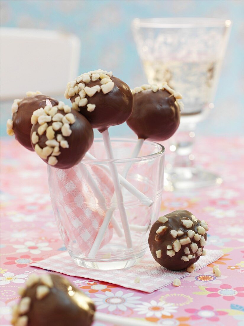 Cake Pops mit Schokoglasur und gehackten Nüssen