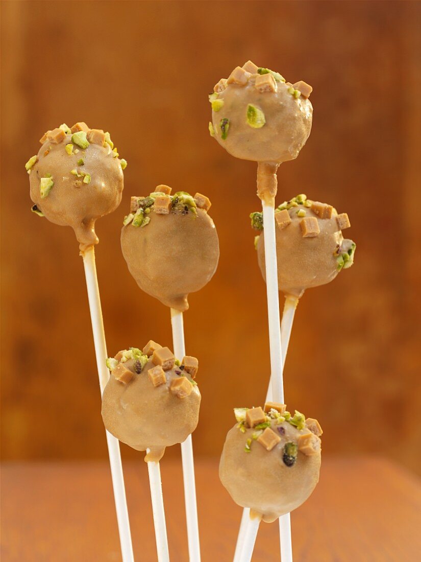 Cake pops with butterscotch and pistachio