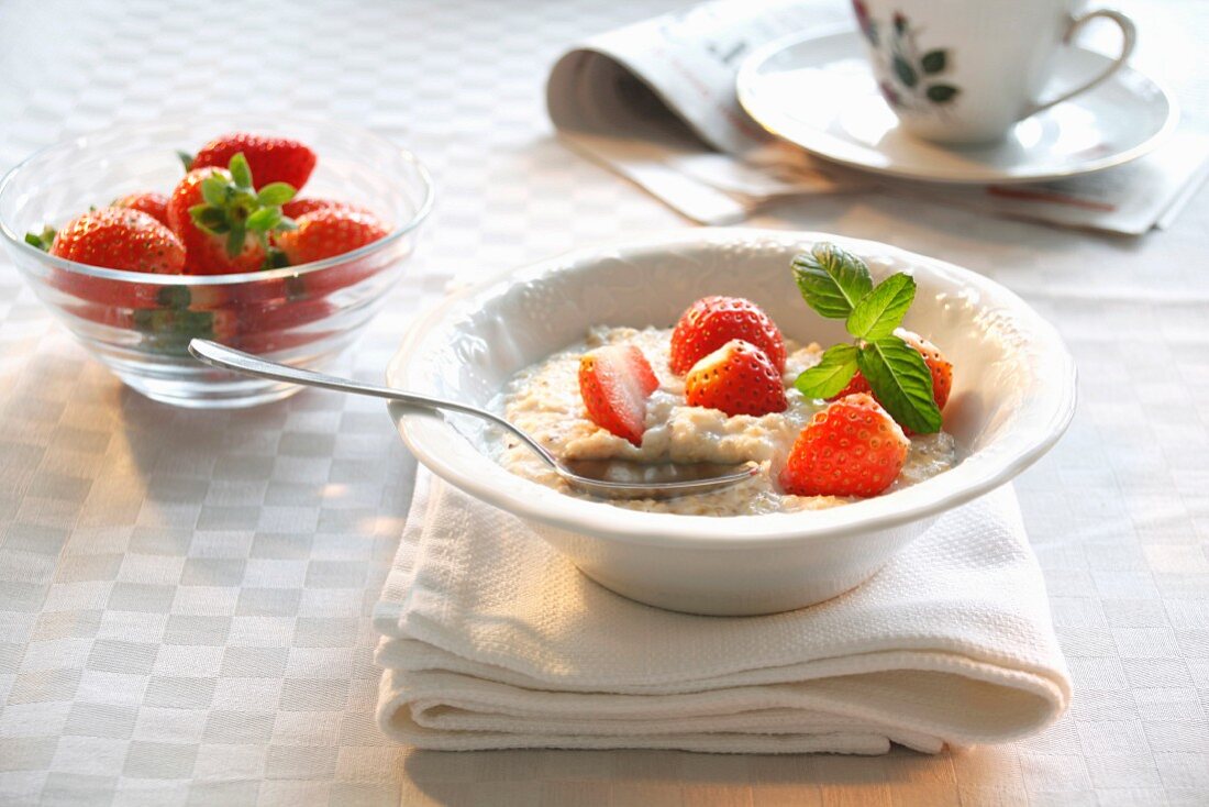 Porridge with strawberries