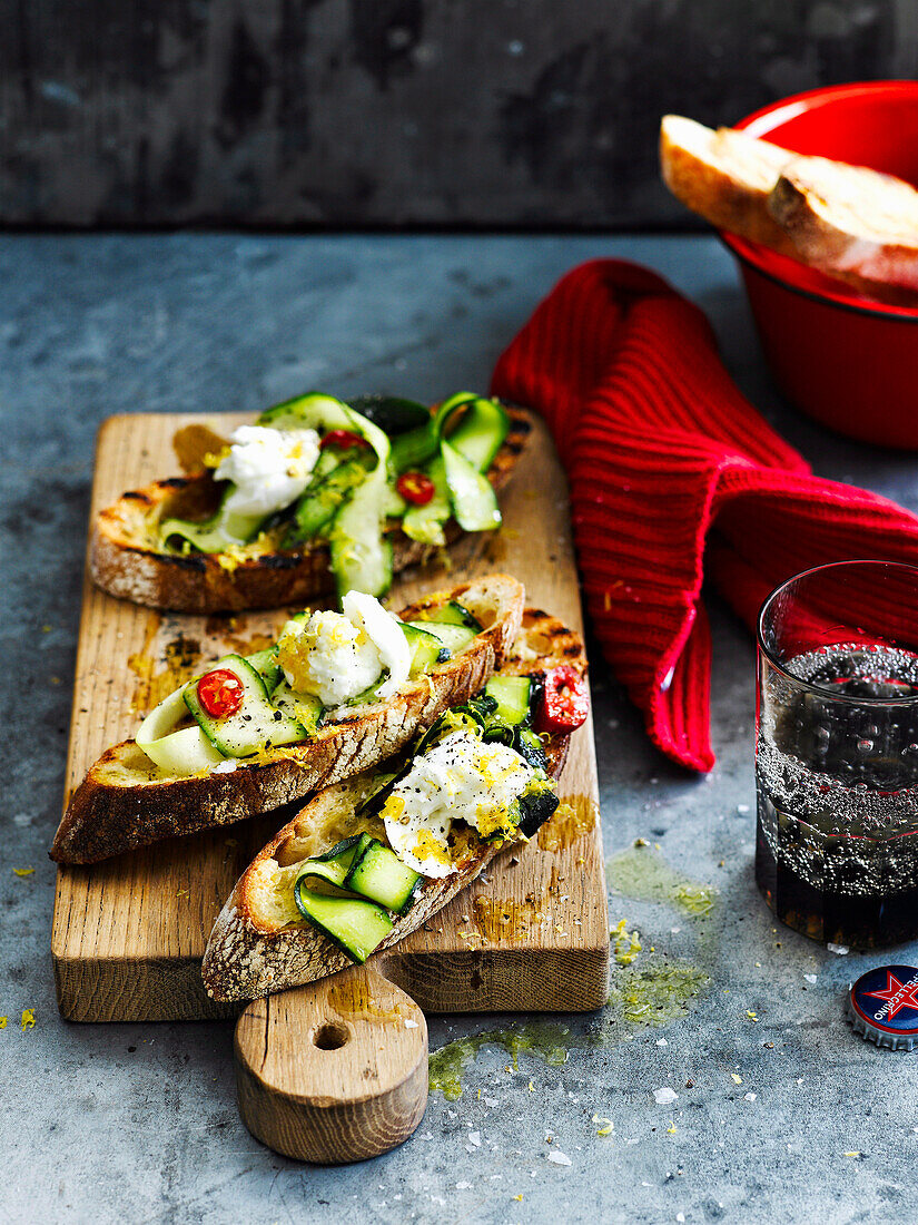 Bruschetta mit Mozzarella, Zucchini und Chili