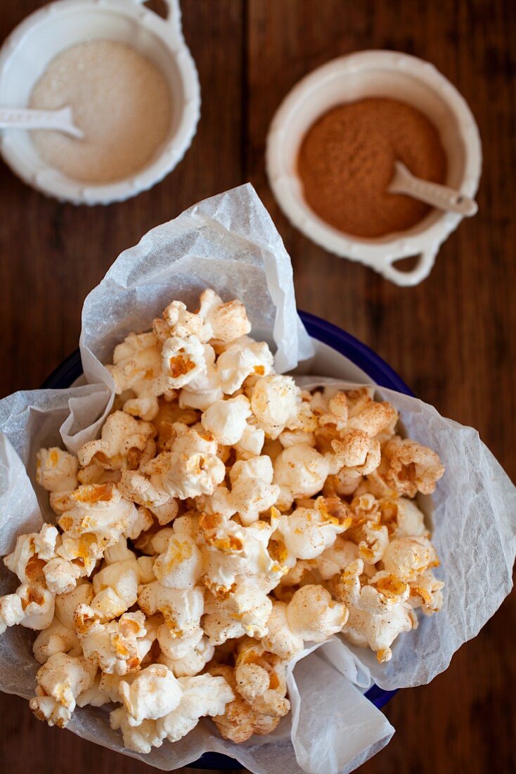 Popcorn flavoured with vanilla sugar and dusted with ground cinnamon.