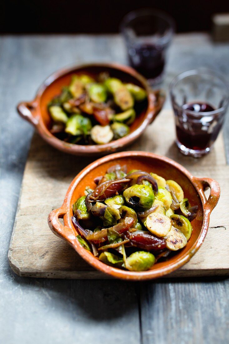 Rosenkohl mit Datteln und roten Zwiebeln