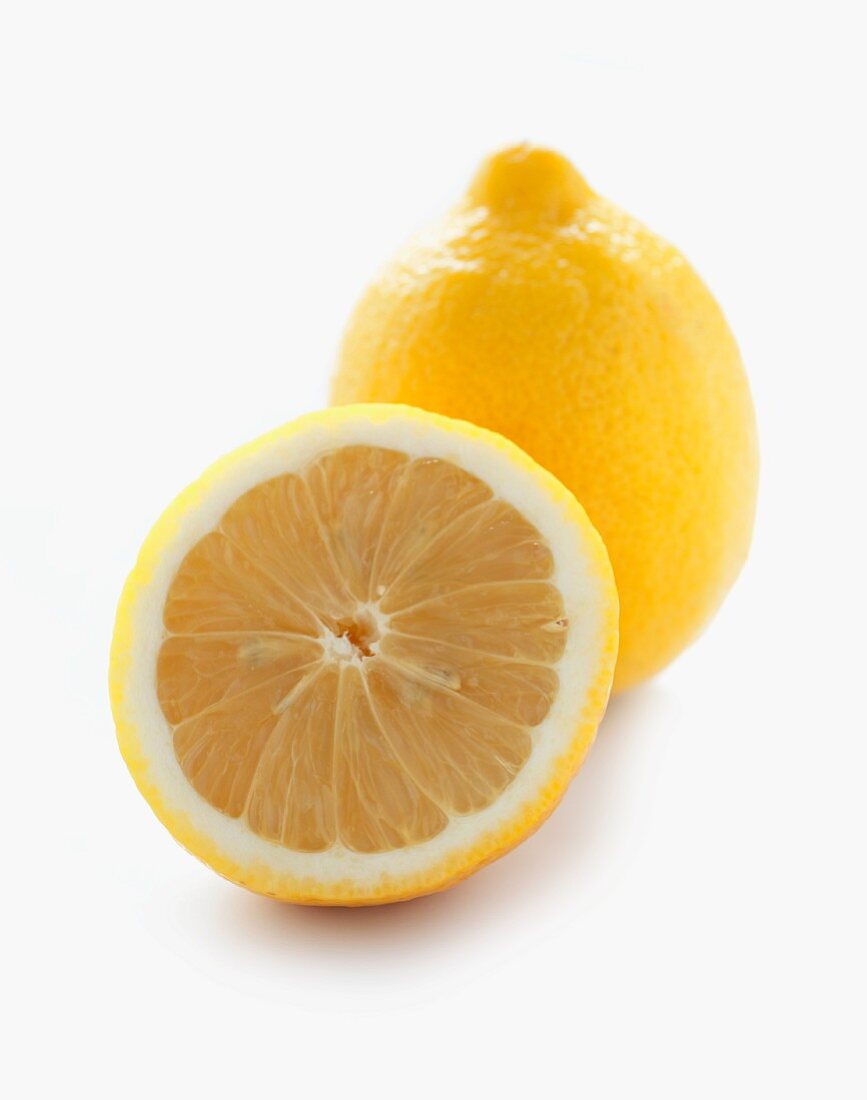 Ganze und halbe Zitrone