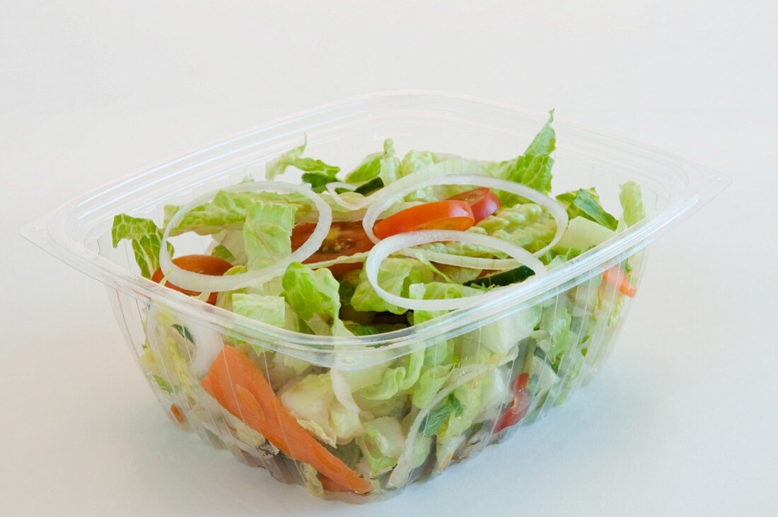 Gartensalat in einem Plastikbehälter zum Mitnehmen